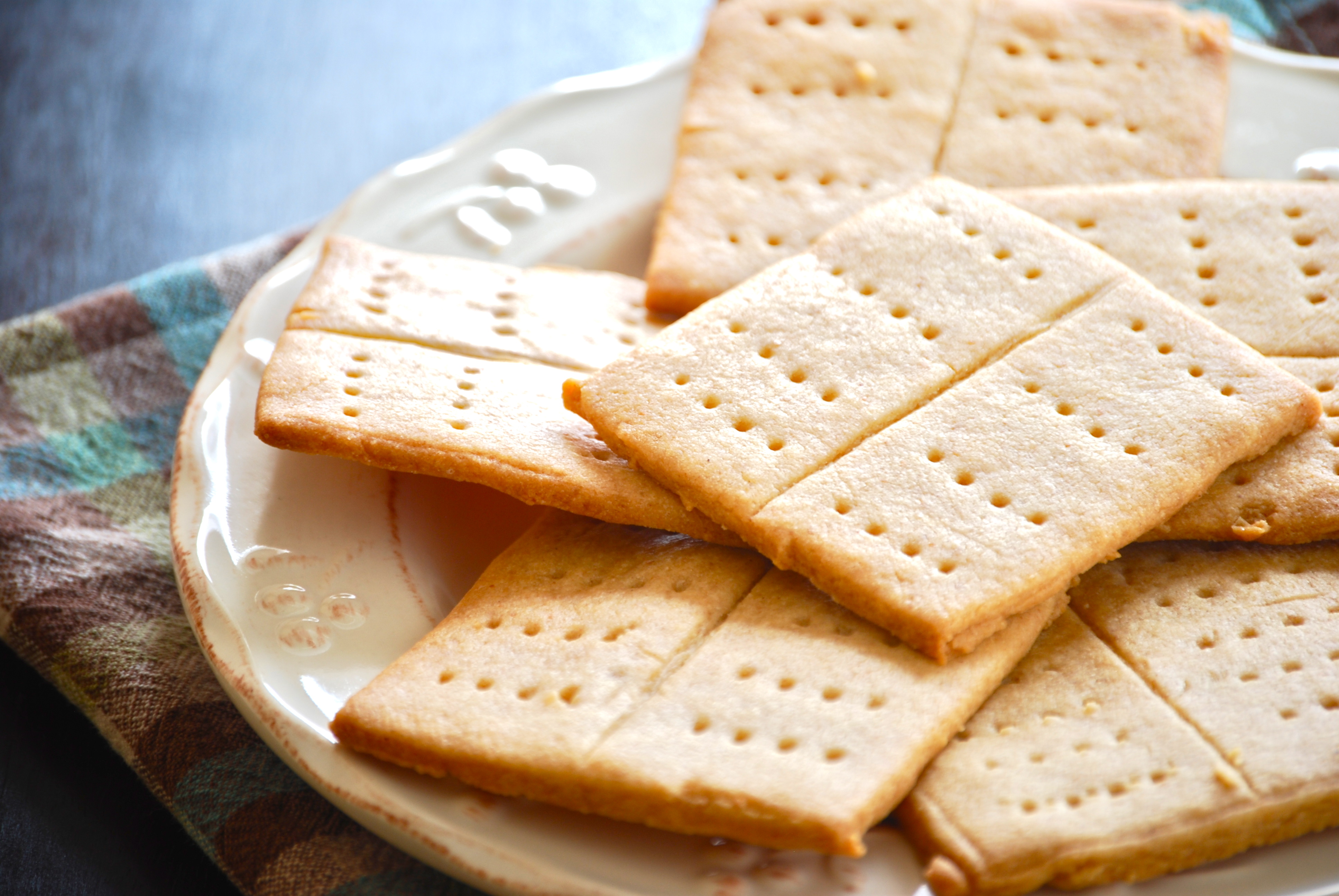 Homemade Graham Crackers Recipe (with White and Wheat Flours)