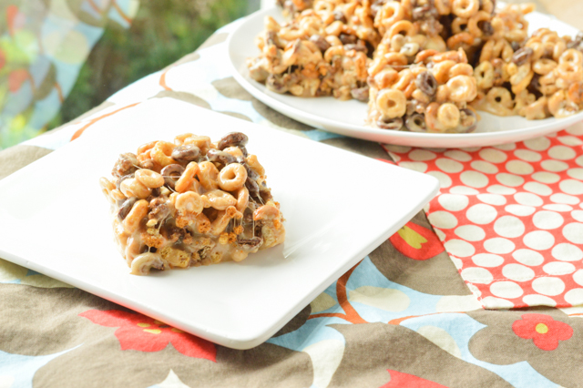 Chocolate Peanut Butter Cheerios Treats {Macaroni and Cheesecake} 