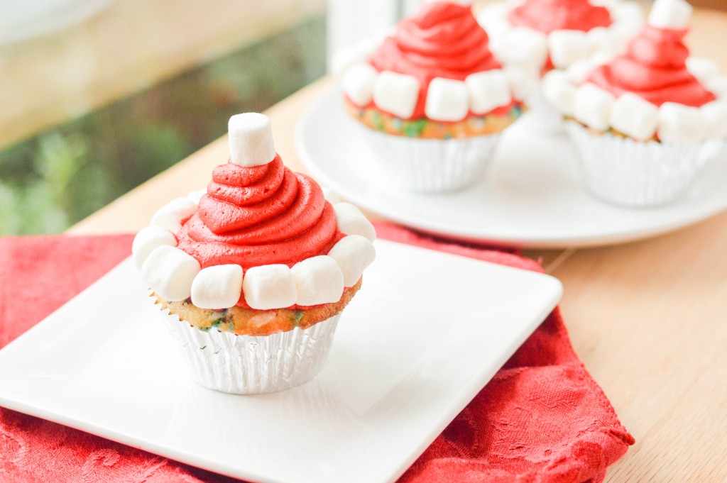 Santa Hat Cupcakes {Macaroni and Cheesecake} 