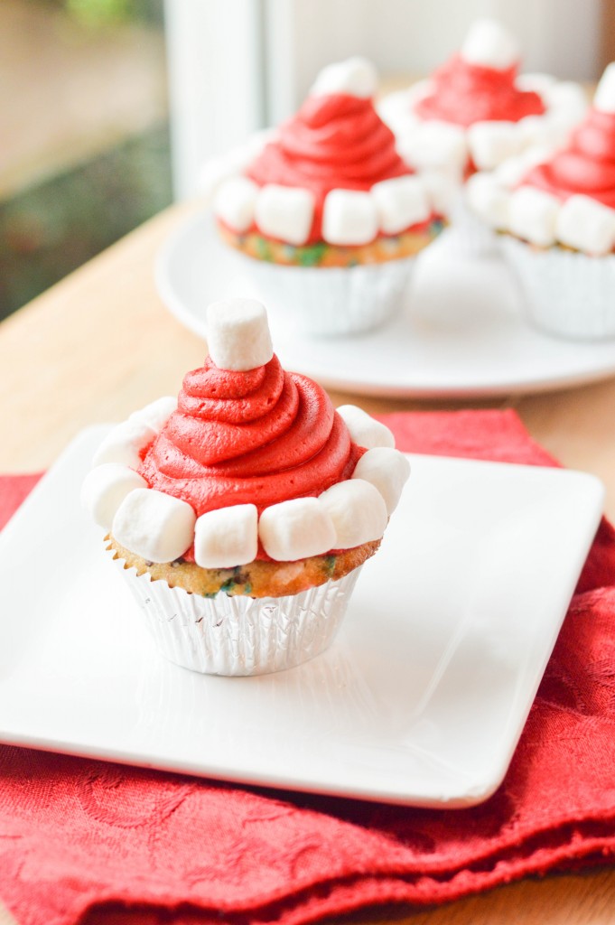 Santa Hat Cupcakes {Macaroni and Cheesecake} 