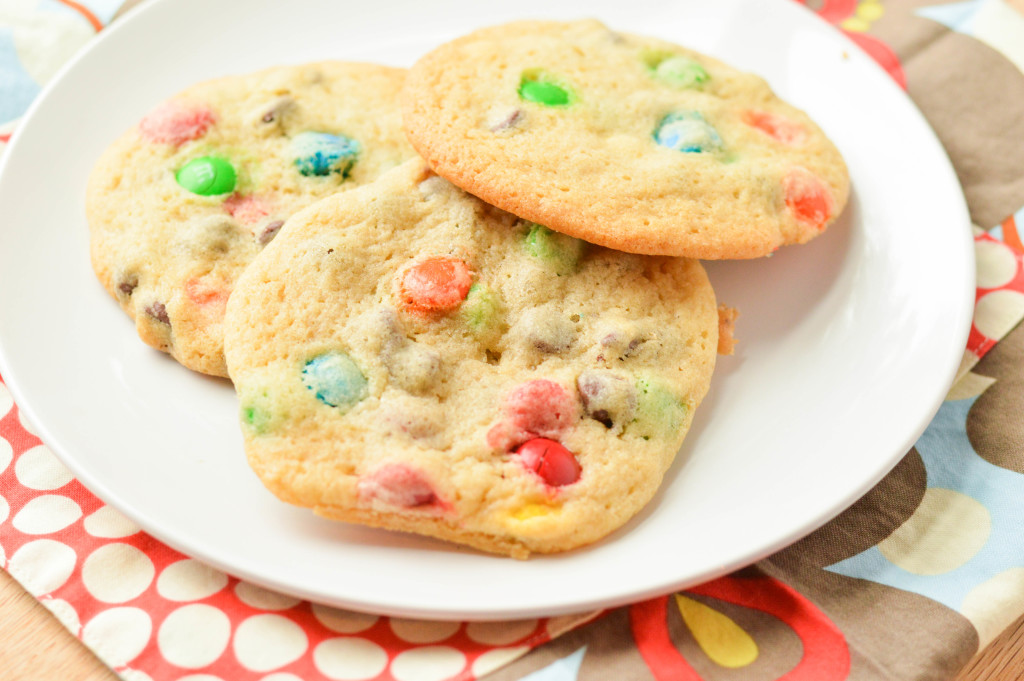 Disney World Chocolate Chip M&M Cookies {Macaroni and Cheesecake} 