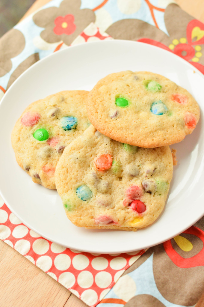 Disney World Chocolate Chip M&M Cookies {Macaroni and Cheesecake} 