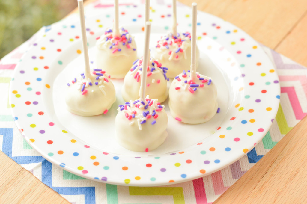 Strawberry Cheesecake Pops {Macaroni and Cheesecake}