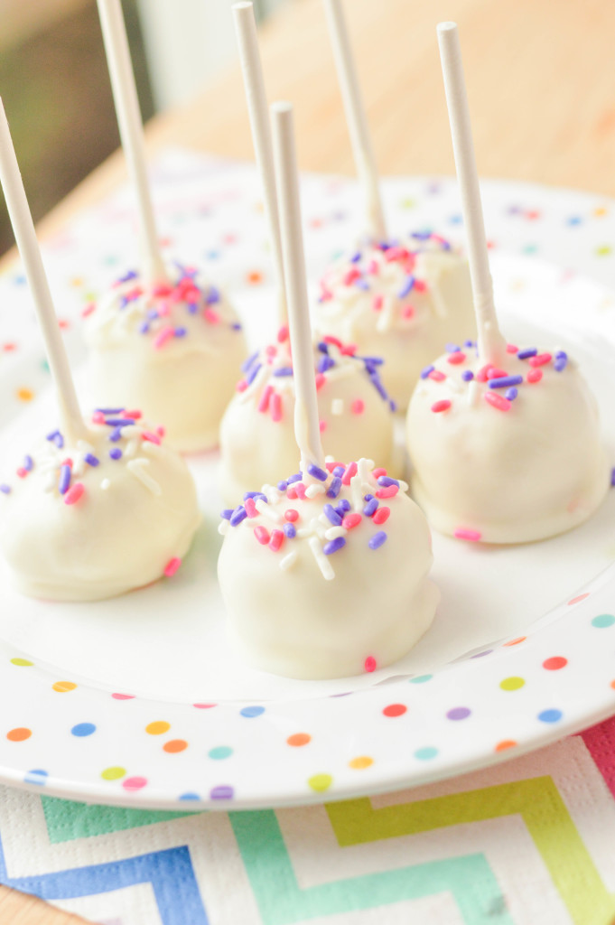 Strawberry Cheesecake Pops {Macaroni and Cheesecake}