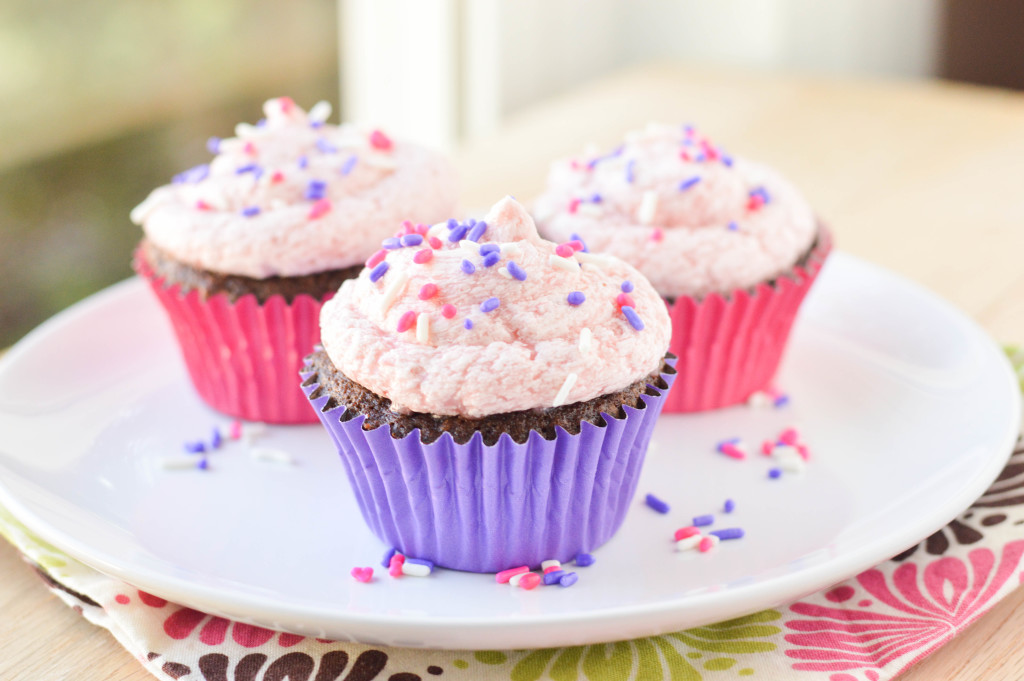 Chocolate Buttermilk Cupcakes with Strawberry Buttercream {Macaroni and Cheesecake}