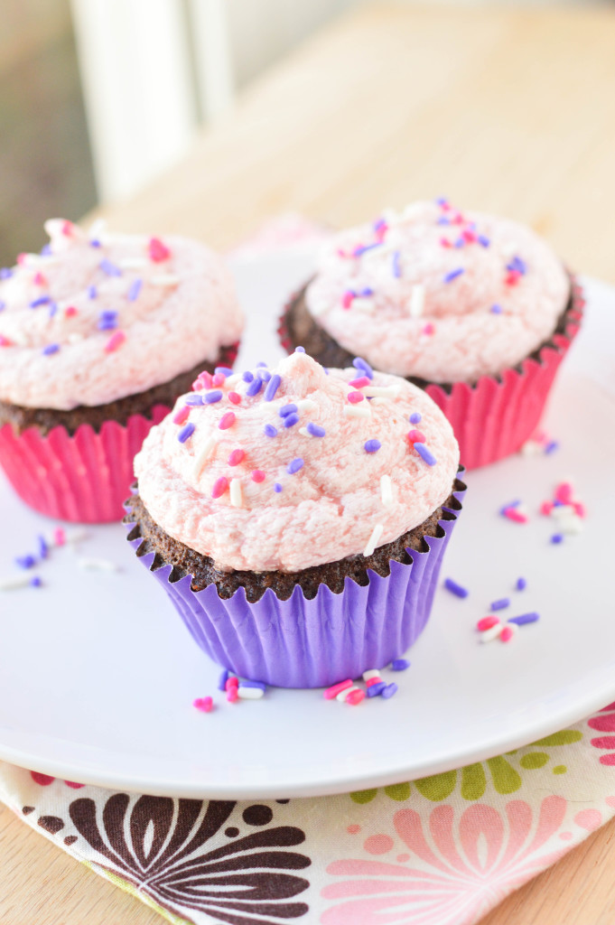 Chocolate Buttermilk Cupcakes with Strawberry Buttercream {Macaroni and Cheesecake}