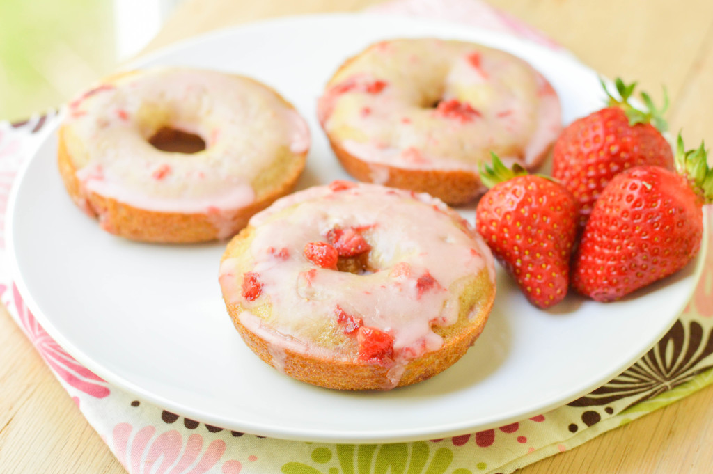 Baked Buttermilk Strawberry Donuts {Macaroni and Cheesecake} 