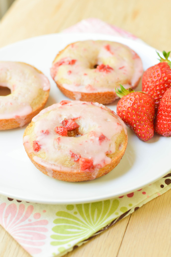 Baked Buttermilk Strawberry Donuts {Macaroni and Cheesecake} 