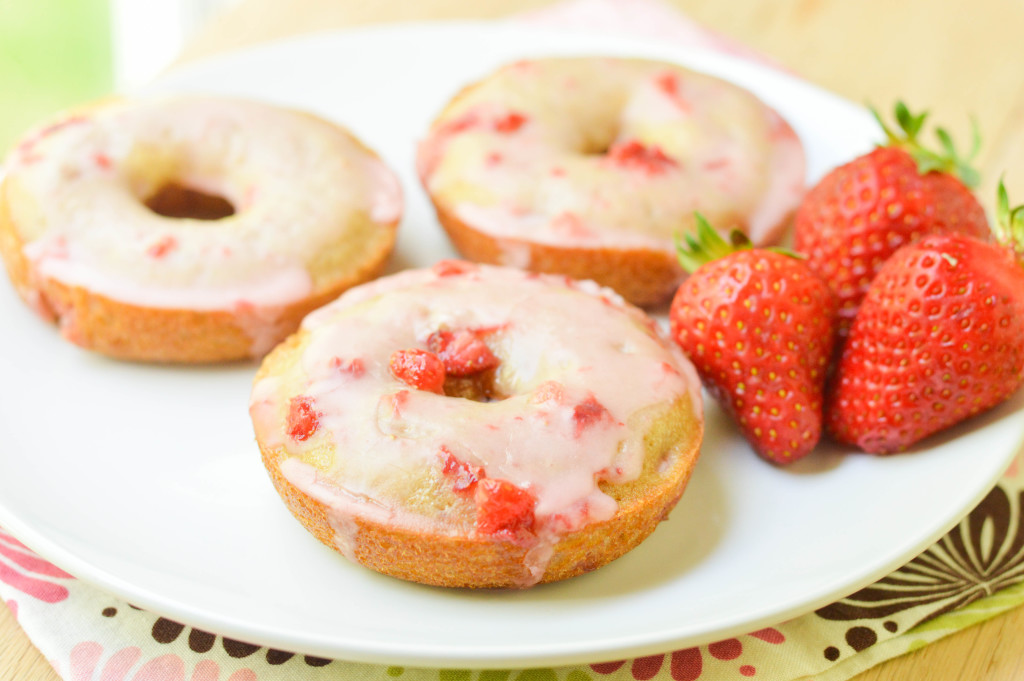 Baked Buttermilk Strawberry Donuts {Macaroni and Cheesecake} 