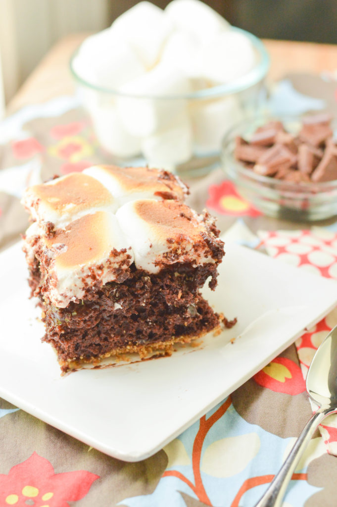 S'mores Poke Cake {Macaroni and Cheesecake} 