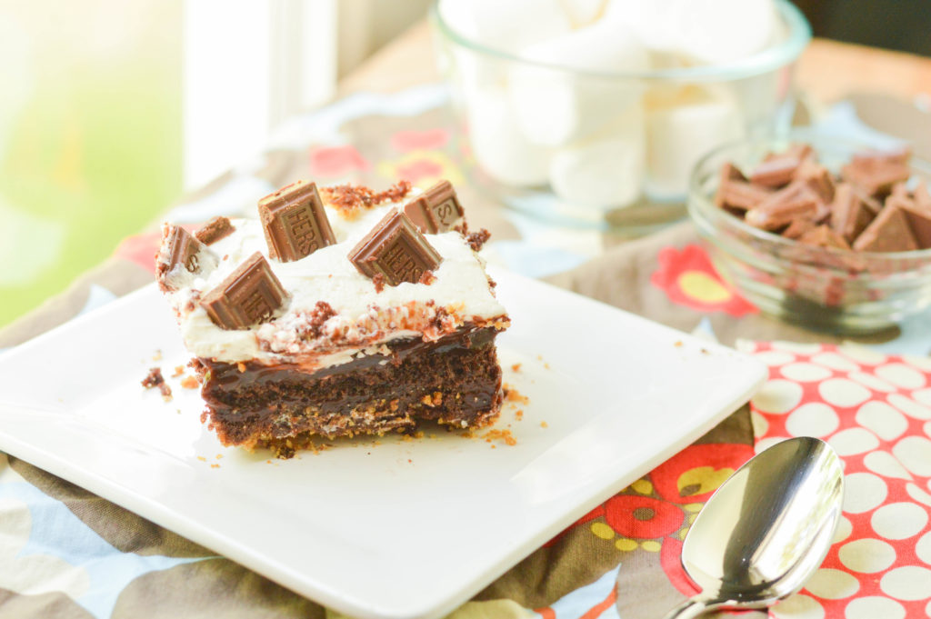 S'mores Poke Cake {Macaroni and Cheesecake} 