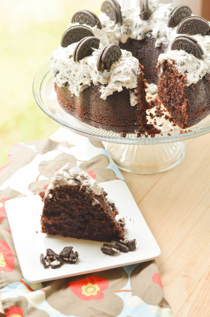 Chocolate Oreo Bundt Cake {Macaroni and Cheesecake} 