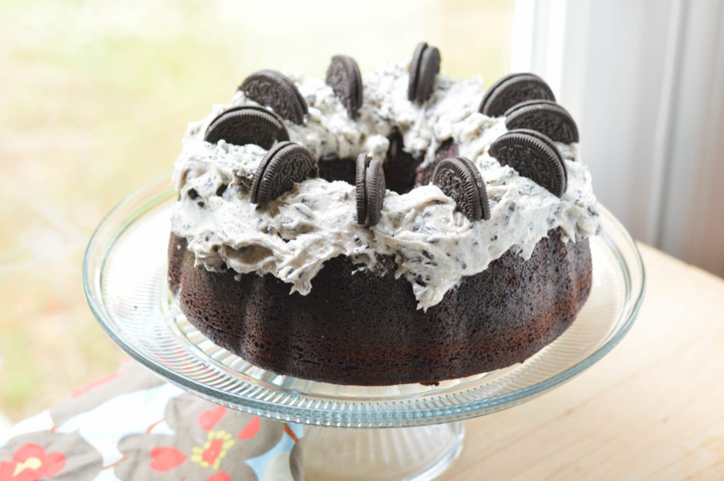 Chocolate Oreo Bundt Cake {Macaroni and Cheesecake} 