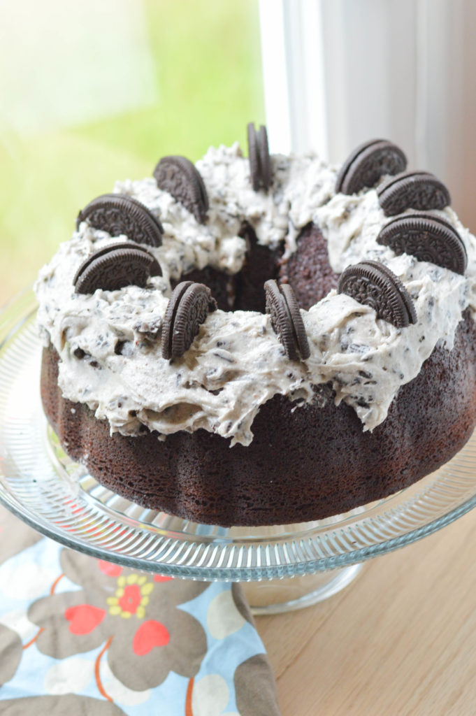 Chocolate Oreo Bundt Cake {Macaroni and Cheesecake} 