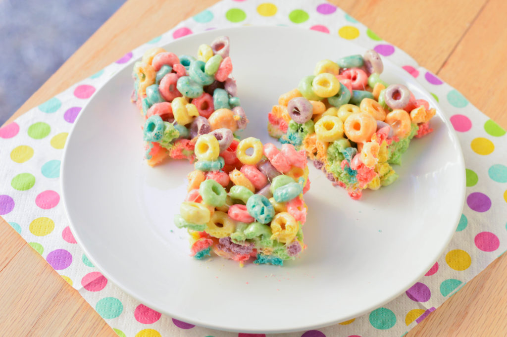 Rainbow Cereal Treats {Macaroni and Cheesecake} 