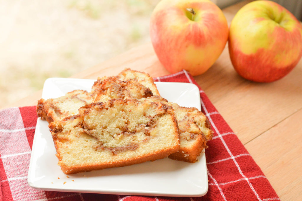 Cinnamon Apple Bread {Macaroni and Cheesecake} 