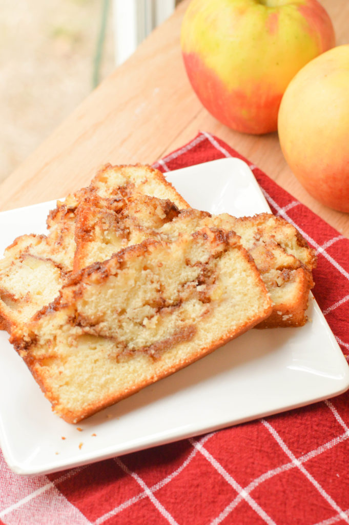 Cinnamon Apple Bread {Macaroni and Cheesecake} 