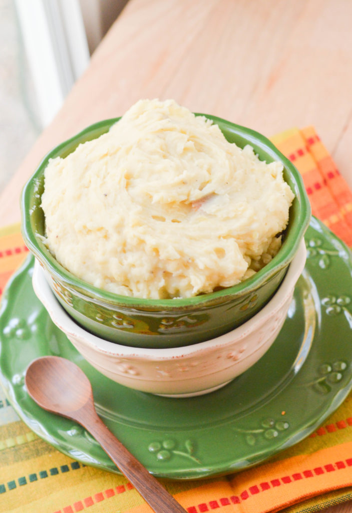 Creamy Slow Cooker Mashed Potatoes {Macaroni and Cheesecake} 