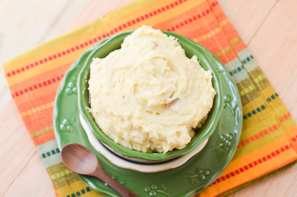 Creamy Slow Cooker Mashed Potatoes {Macaroni and Cheesecake} 